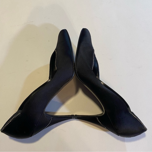Stuart Weitzman for Martinique SZ 9 1/2 GUC black satin pumps,see pic has flaw - Picture 2 of 10